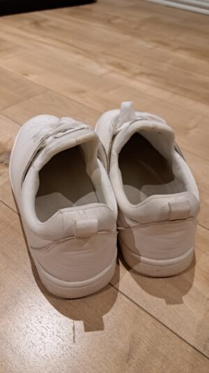 Souliers Zoo York blanc usagé - grandeur 7 - petit défaut sur le devant du pied droit