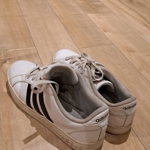 Souliers Adidas blanc usagés avec les stripes noires - grandeur 7