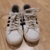 Souliers Adidas blanc usagés avec les stripes noires - grandeur 7