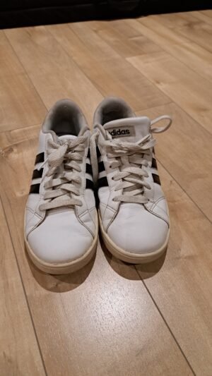 Souliers Adidas blanc usagés avec les stripes noires - grandeur 7