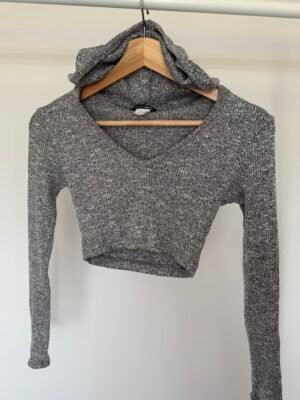 Chandail court avec capuche semble XS