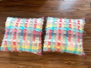 Énormes coussins marque Anthropologie 25 po x 25 po parfait état !!!