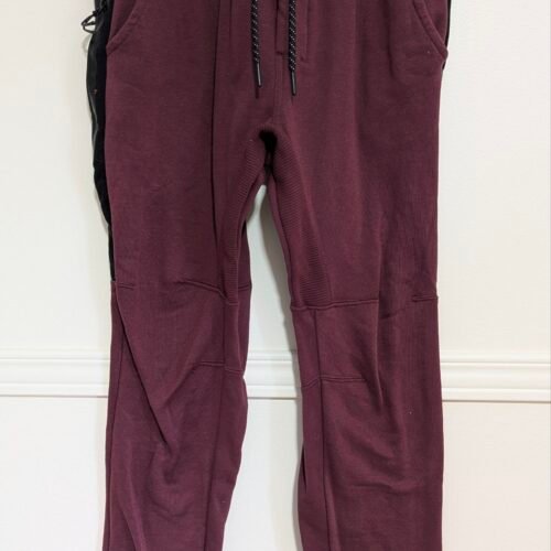 2025/09/1000007567-scaled.jpg jogging rouge vin Urban Héritage