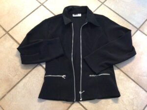 Veste noire semble small