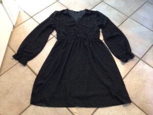 Belle robe noire/ médium/ aura besoin nettoyage sous bras droit)