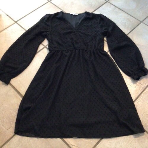 Belle robe noire/ médium/ aura besoin nettoyage sous bras droit)
