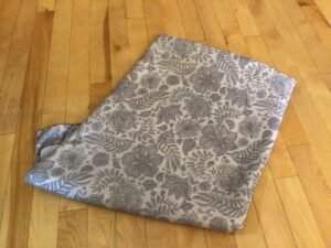 Belle grande nappe rectangulaire pour au moins 6-8 personnes