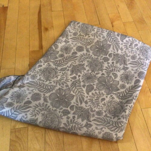 Belle grande nappe rectangulaire pour au moins 6-8 personnes