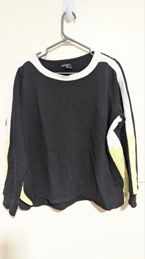 chandail noir avec lignes blanches et jaunes