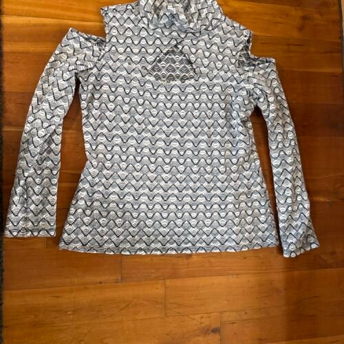 6c42c90e-397a-443f-9ba8-63233c3575ff-56359-000018a7f6212fe5_file Chandail Artex aucune grandeur semble M/L