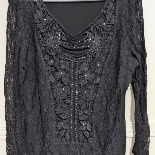 2025/11/1000007991-scaled.jpg chandail noir dentelle et brillants