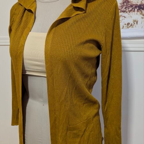 2025/11/1000007993-scaled.jpg Belle veste couleur or brillant