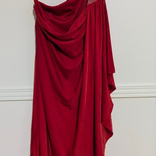 2025/11/1000007994-scaled.jpg Robe rouge asymétrique George