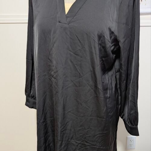 2025/11/1000008000-scaled.jpg Robe style satin noire, Véro