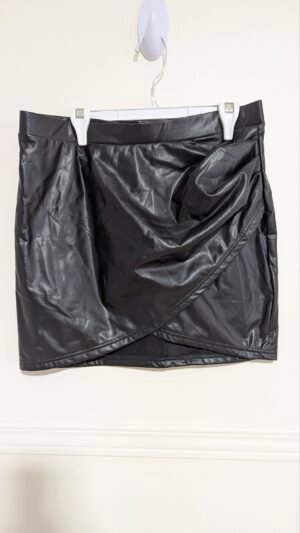 jupe similie cuir neuve! Forever 21 (vaut 20$)