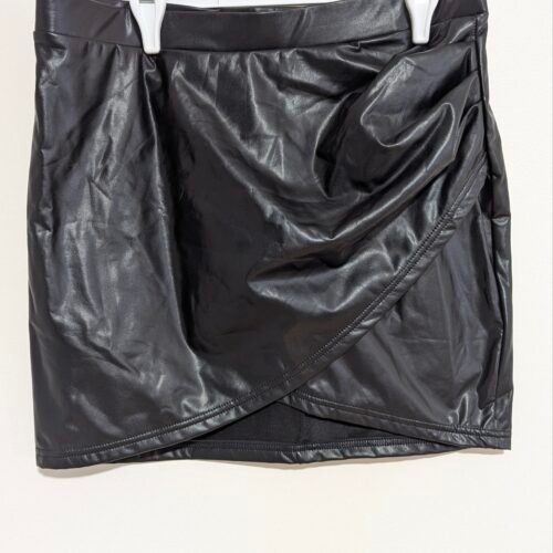 2025/11/1000008003-scaled.jpg jupe similie cuir neuve! Forever 21 (vaut 20$)