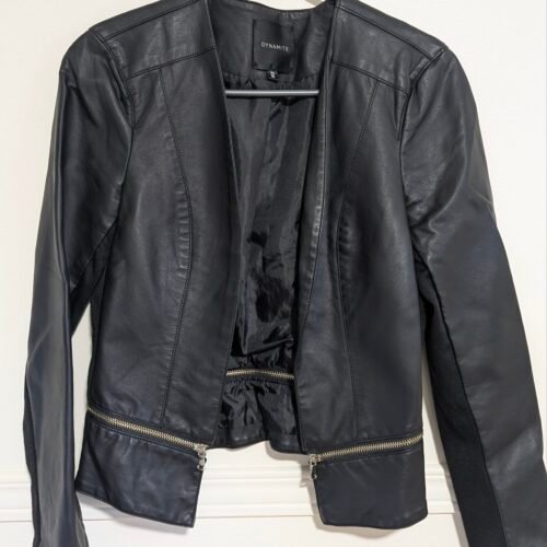 2025/11/1000008022-scaled.jpg Beau veston en faux cuir DYNAMITE