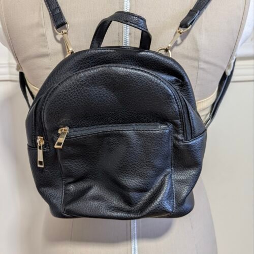 2025/11/1000008027-scaled.jpg sacoche/ sac à dos noir avec pochette RFI , Mia & Luca, semble neuve!