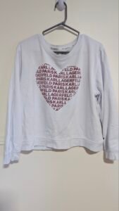 Chandail blanc et coeur rouge avec écriture Karl Lagerferld Paris