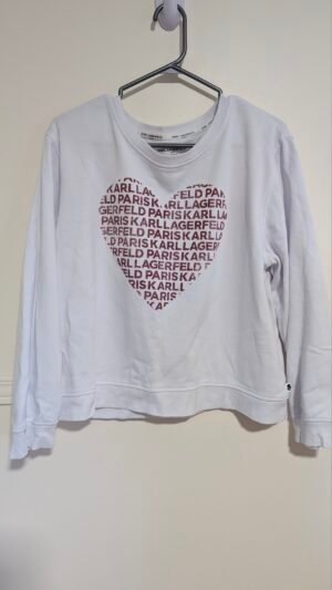 Chandail blanc et coeur rouge avec écriture Karl Lagerferld Paris