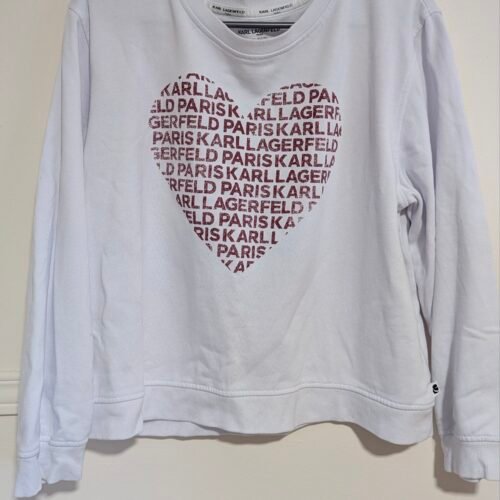 2025/11/1000008033-scaled.jpg Chandail blanc et coeur rouge avec écriture Karl Lagerferld Paris