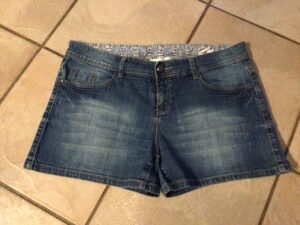 24 heures/ short semble large impeccable