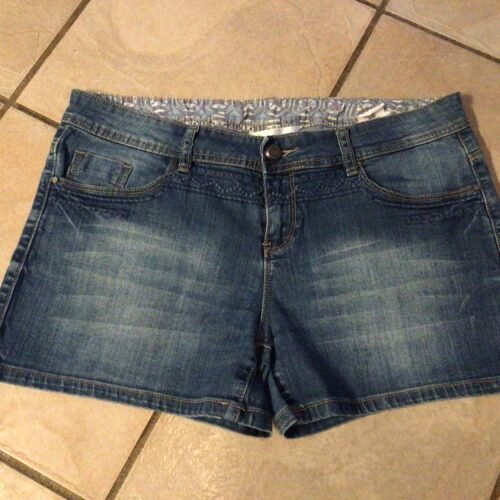 98839ee0-8344-4ade-bcb7-4b7c6ecde68d-6717-00000206554995b3_file 24 heures/ short semble large impeccable