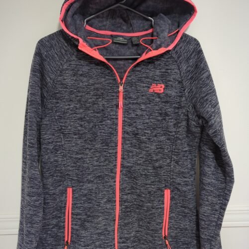 2025/11/JPEG_20251124_103418_8286294925344882918-scaled.jpg veste grise et fluo, newbalance