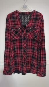 chemise à carreaux rouge, haut du dos en dentelle, semble small
