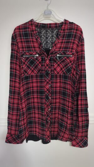 chemise à carreaux rouge, haut du dos en dentelle, semble small