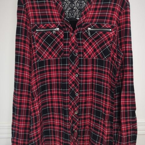 2025/11/JPEG_20251124_105237_8258584980010593843-scaled.jpg chemise à carreaux rouge, haut du dos en dentelle, semble small