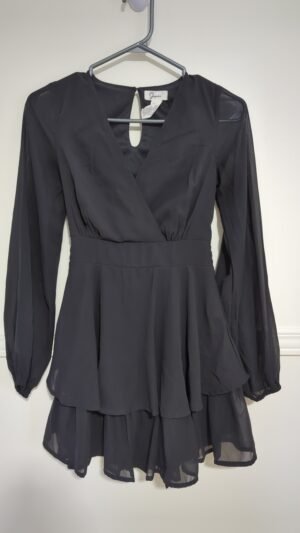 Robe courte à volants, manches semi-transparentes