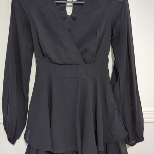 2025/11/JPEG_20251124_105946_2747097071238337900-scaled.jpg Robe courte à volants, manches semi-transparentes