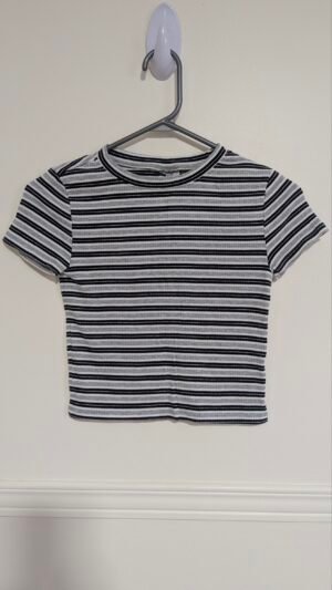 chandail rayé gris et noir