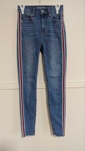 Jeans avec rayures rouges gr 26
