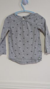 chandail gris avec cœurs , Carter's 2T