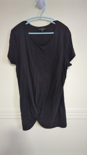 chandail noir avec noeud au bas, Dynamite