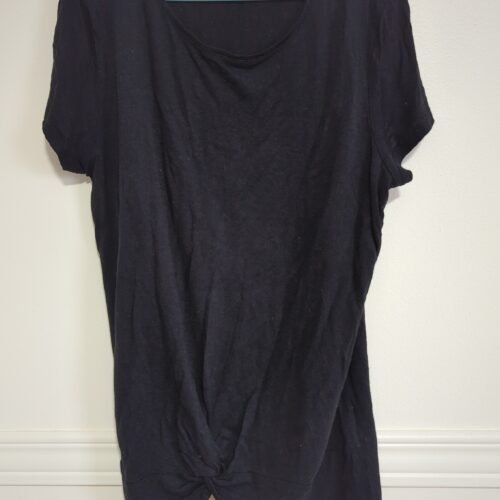 2026/01/JPEG_20260119_122023_3662943911795182668-scaled.jpg chandail noir avec noeud au bas, Dynamite