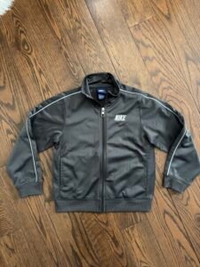 Veste grise Nike 7 ans