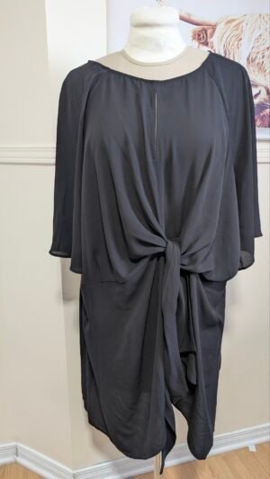 Robe noire, semble XXL