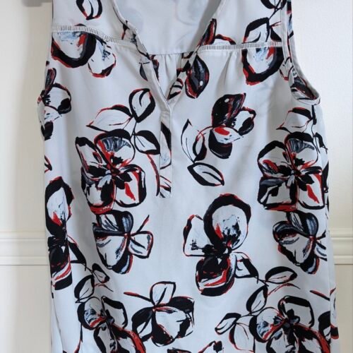 blouse blanche à fleurs noires et rouges