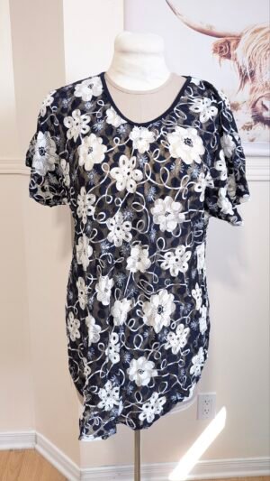 par-dessus de maillots bleu à fleurs blanches