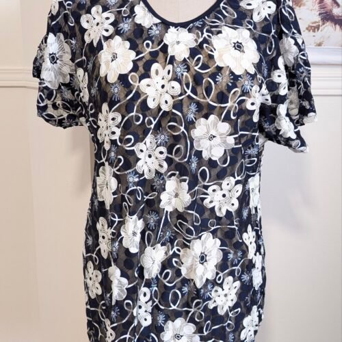 par-dessus de maillots bleu à fleurs blanches