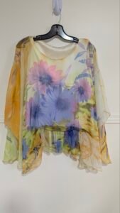 Haut coloré, manches transparentes, semble small ou médium