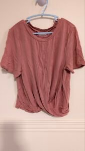 chandail vieux rose, style croisé