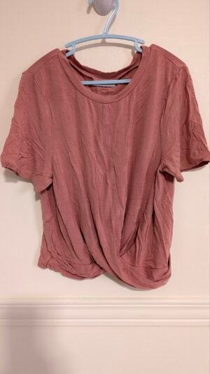 chandail vieux rose, style croisé