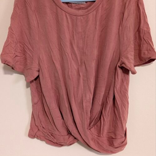 chandail vieux rose, style croisé