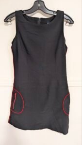 robe noire avec détails rouges Twik, semble small