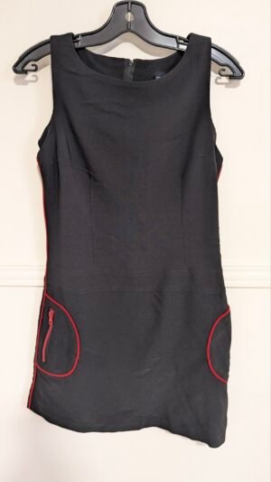 robe noire avec détails rouges Twik, semble small