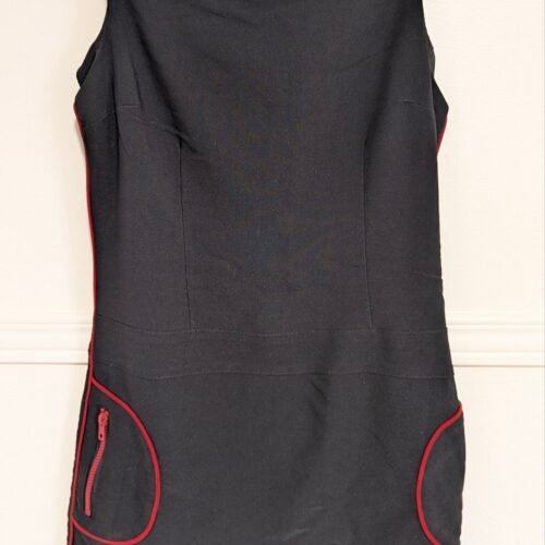 robe noire avec détails rouges Twik, semble small